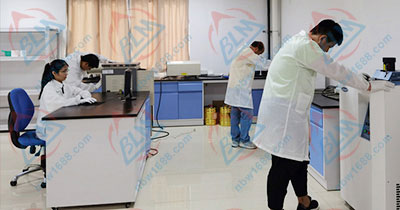 工程师进行校准检测